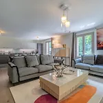 Appartement Moderne Avec Sauna, Balcon Et Parking A Chamonix - Fr-1-343-246