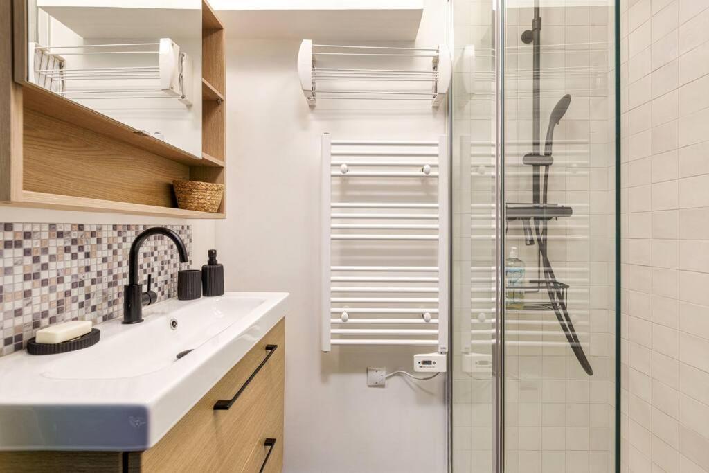 Epicia - Chic 2br In Center, Next To Train Station - By Cozee