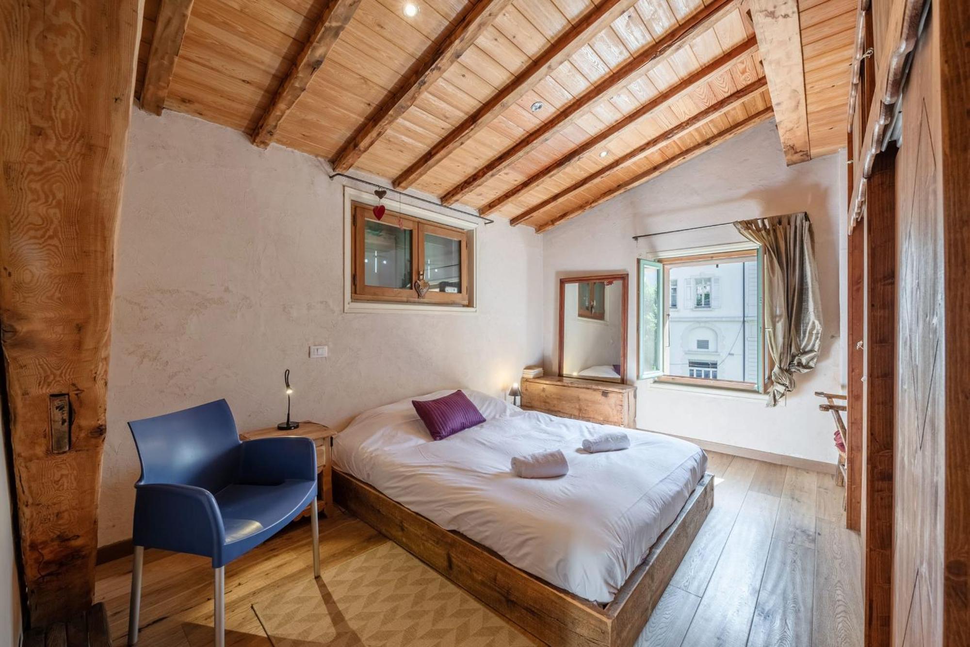 Spacious Loft On Pedestrian Street With Views *
