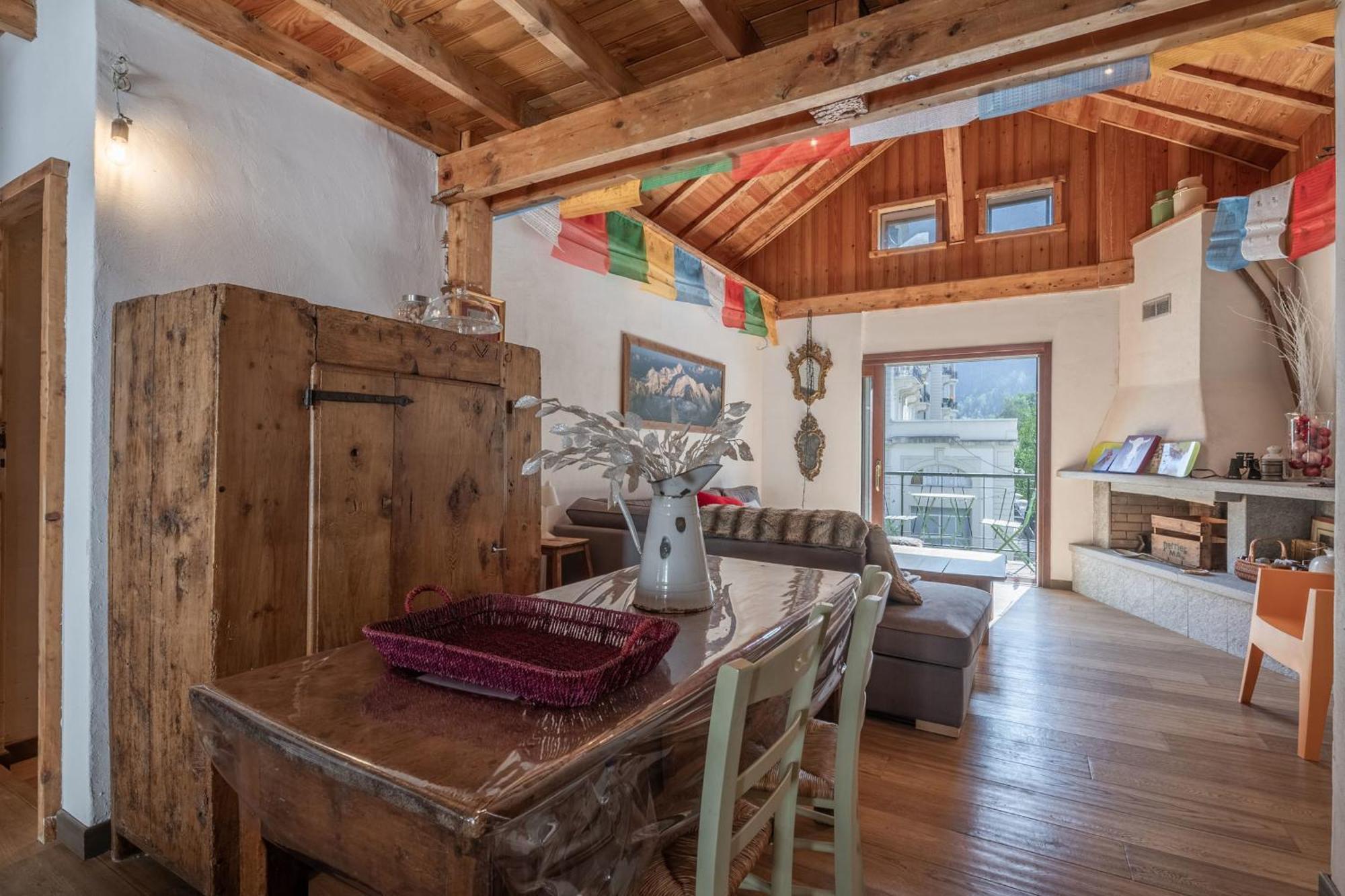 Spacious Loft On Pedestrian Street With Views Apartment