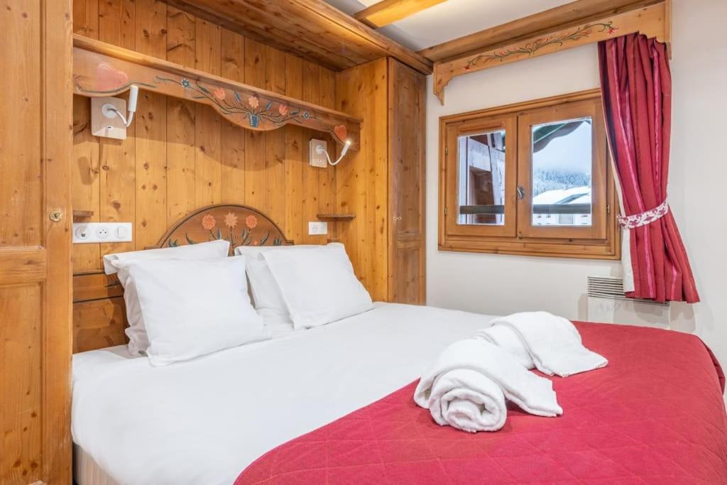 Apartment Le Cristal - Close To The Slopes & Free Parking - By Cozee Chamonix