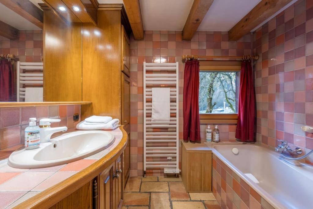 Altura- 5 Bedrooms - Jacuzzi And Sauna - By Cozee Chamonix