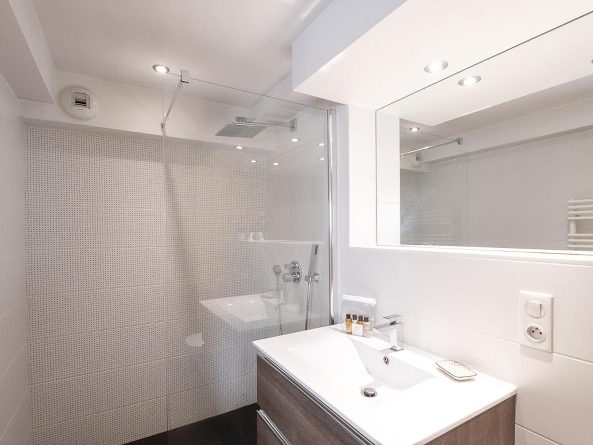 Appartement Chic Avec Sauna Et Parking Au Centre De - Fr-1-343-190