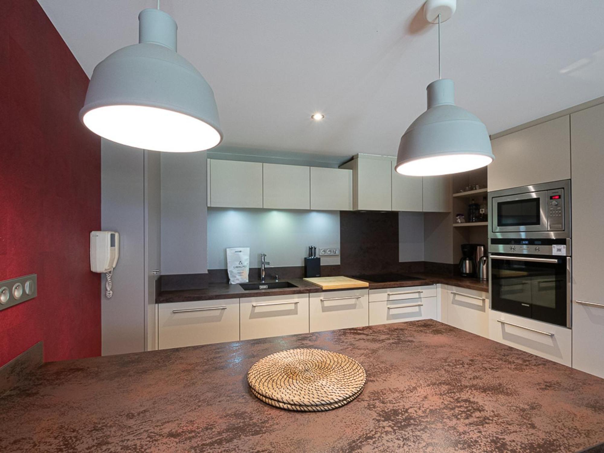 Appartement Chic Avec Sauna Et Parking Au Centre De - Fr-1-343-190 *