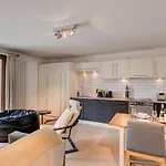 Apartment Cosmiques - Alpes Travel - Central Chamonix - Sleeps 4