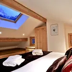 Chalet Cristalliers - 5 Bedroom Luxury Chalet In Central Chamonix With Log Fire And Hot Tub