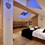 Chalet Cristalliers - 5 Bedroom Luxury Chalet In Central Chamonix With Log Fire And Hot Tub