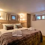 Chalet Cristalliers - 5 Bedroom Luxury Chalet In Central Chamonix With Log Fire And Hot Tub