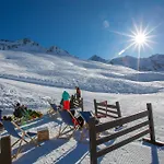 Le Chalet Au Tour Ski In-Ski Out - Happy Rentals