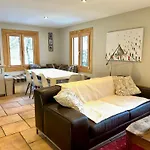 3 Bedrooms, Whole Floor, New Kitchen, Town Centre