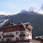 Charmant 2 Pieces Au Centre Avec Terrasse Et Garage A Chamonix - Fr-1-517-41