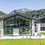 Chalet Contemporain Avec Sauna, Cheminee, Et Grand Jardin - Fr-1-343-243