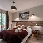 Appartement Moderne Avec Sauna, Balcon Et Parking A Chamonix - Fr-1-343-246