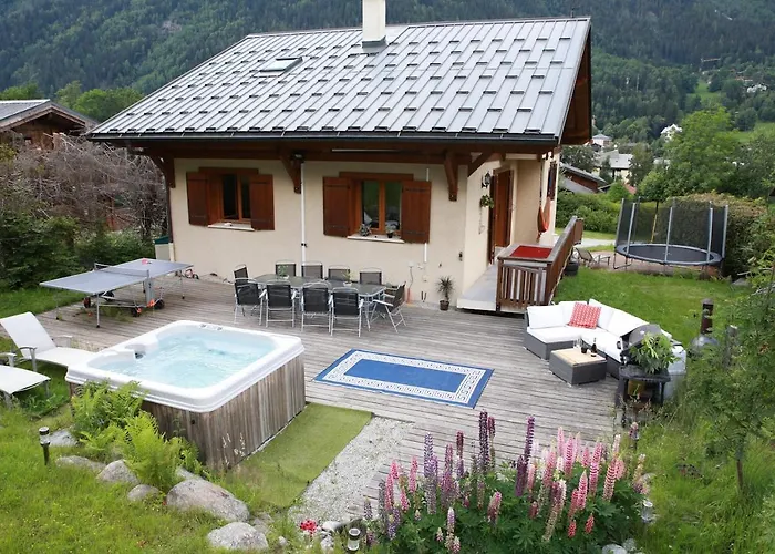 Chamonix Large Chalet, Sleeps 12, 200M2, 5 Bedroom, 4 Bathroom, Garden, Jacuzzi, Sauna