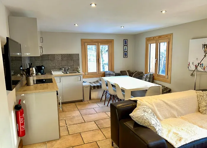 3 Bedrooms, Whole Floor, New Kitchen, Town Centre