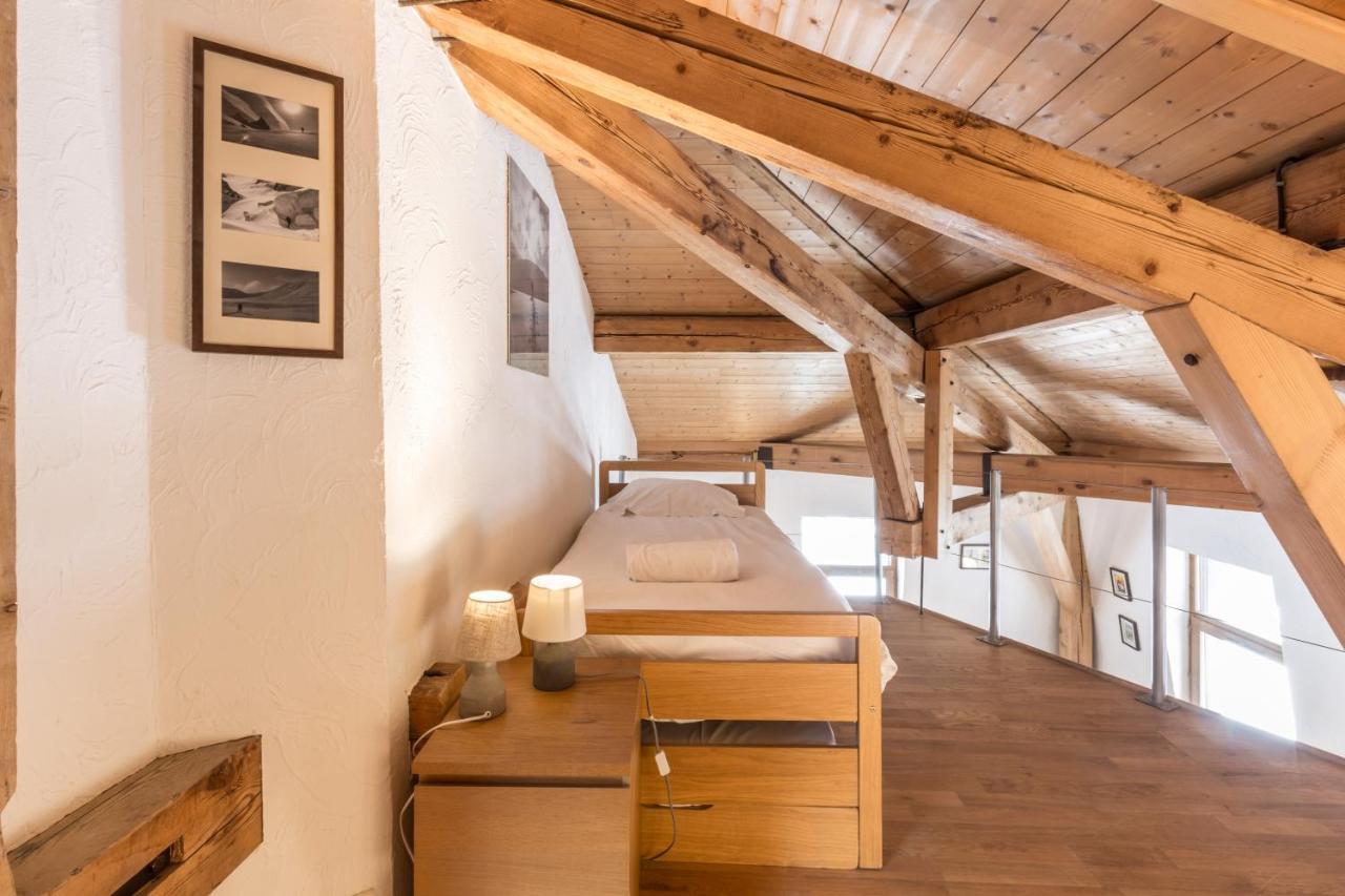 2 - Charming 2 Bedroom Haven In Apartment *