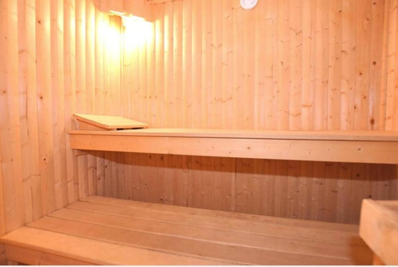 Chalet Large Chalet, Sleeps 12, 200m2, 5 Bedroom, 4 Bathroom, Garden, Jacuzzi, Sauna *