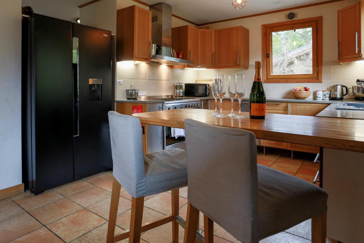 Large Chalet, Sleeps 12, 200m2, 5 Bedroom, 4 Bathroom, Garden, Jacuzzi, Sauna Chalet