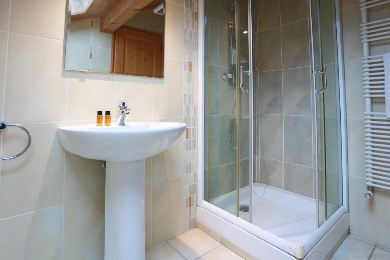 Large Chalet, Sleeps 12, 200m2, 5 Bedroom, 4 Bathroom, Garden, Jacuzzi, Sauna * Chamonix