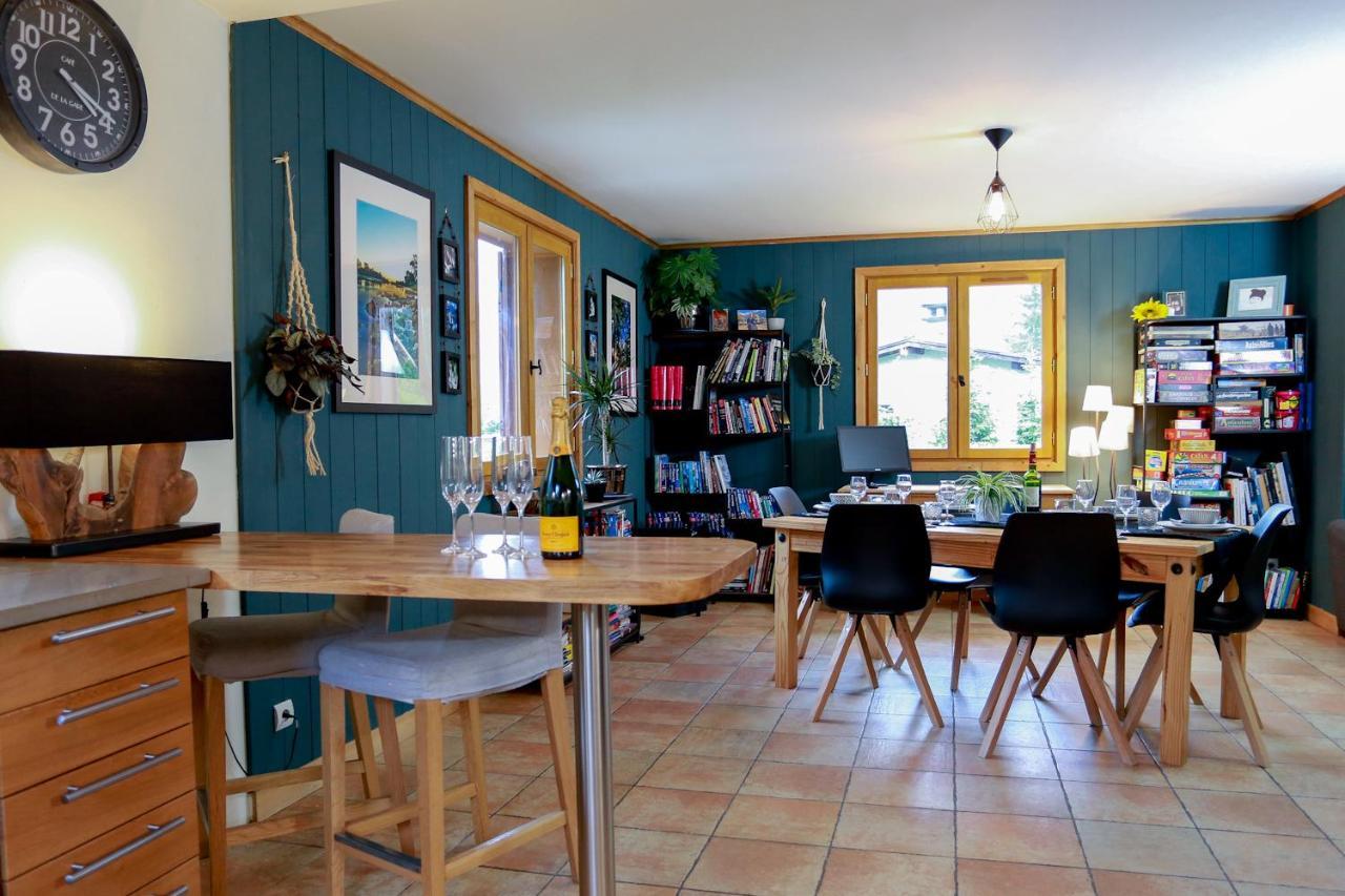 Chalet Large Chalet, Sleeps 12, 200m2, 5 Bedroom, 4 Bathroom, Garden, Jacuzzi, Sauna *