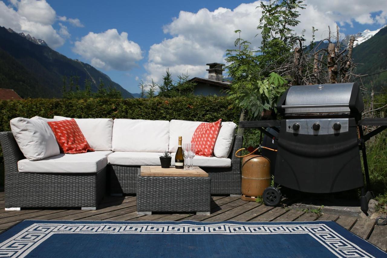 Large Chalet, Sleeps 12, 200m2, 5 Bedroom, 4 Bathroom, Garden, Jacuzzi, Sauna *