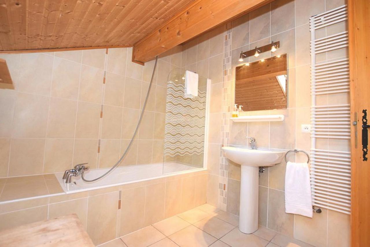 Large Chalet, Sleeps 12, 200m2, 5 Bedroom, 4 Bathroom, Garden, Jacuzzi, Sauna Chalet *