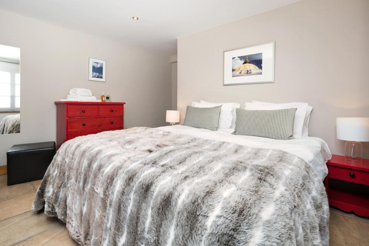 3 Bedrooms, Whole Floor, New Kitchen, Town Centre Apartment *