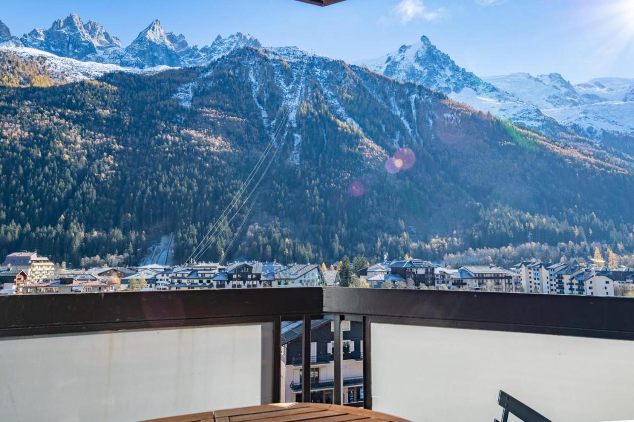 Charming With Balcony And View In Apartment
