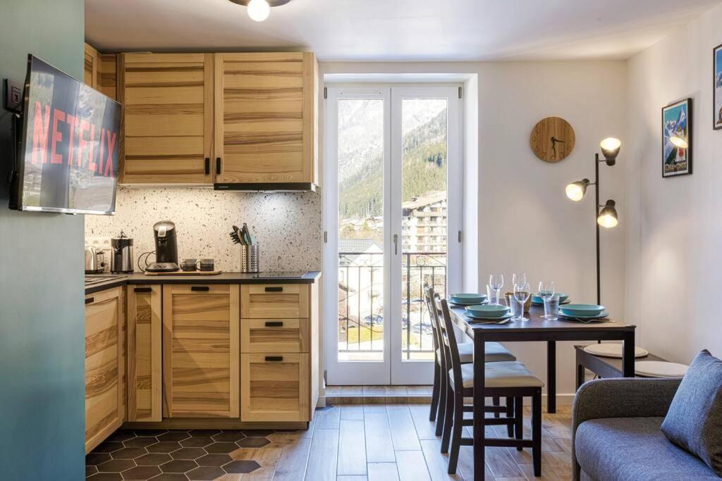 Epicia - Chic 2br In Center, Next To Train Station - By Cozee Apartment *