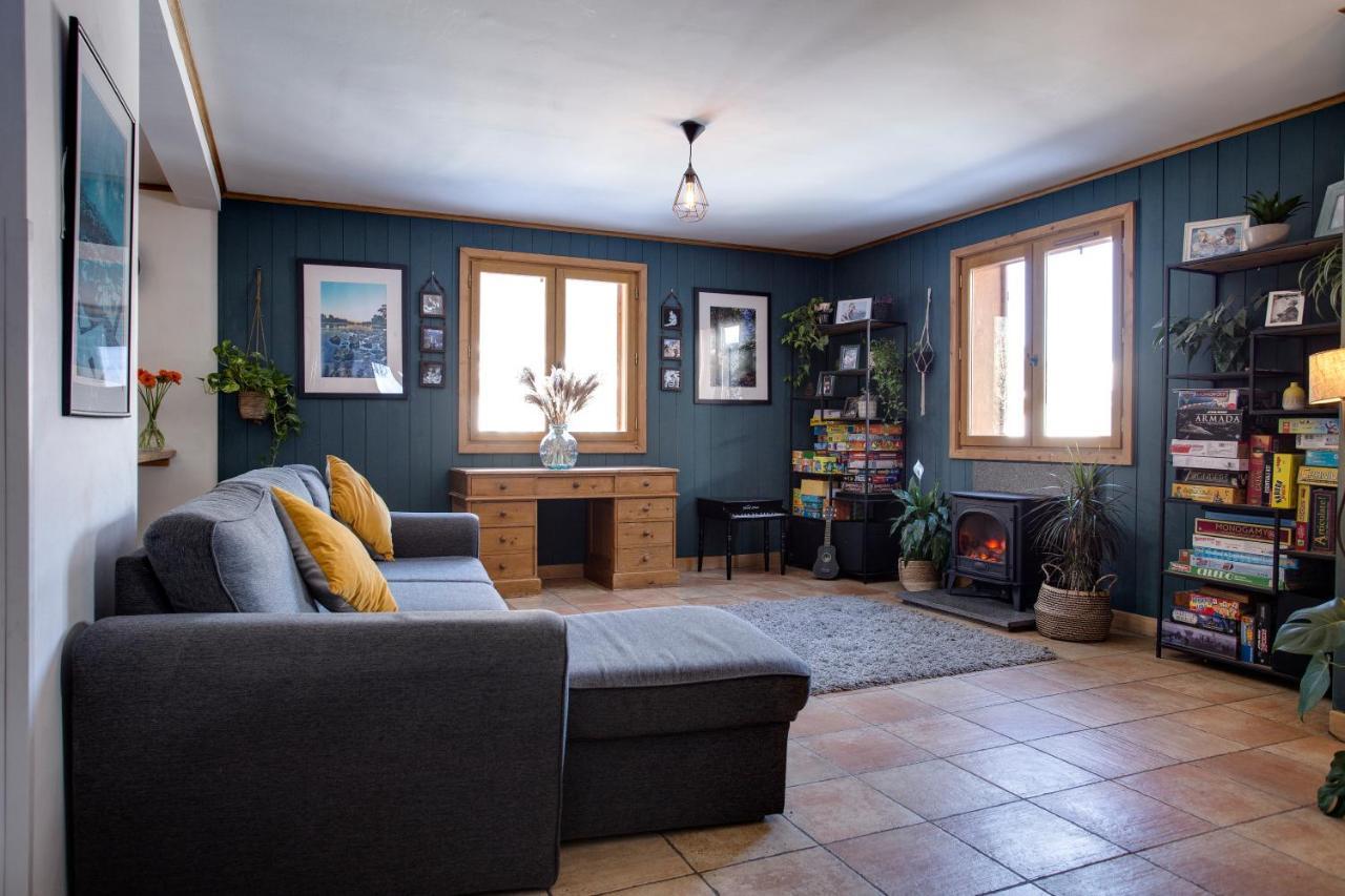 Large Chalet, Sleeps 12, 200m2, 5 Bedroom, 4 Bathroom, Garden, Jacuzzi, Sauna *