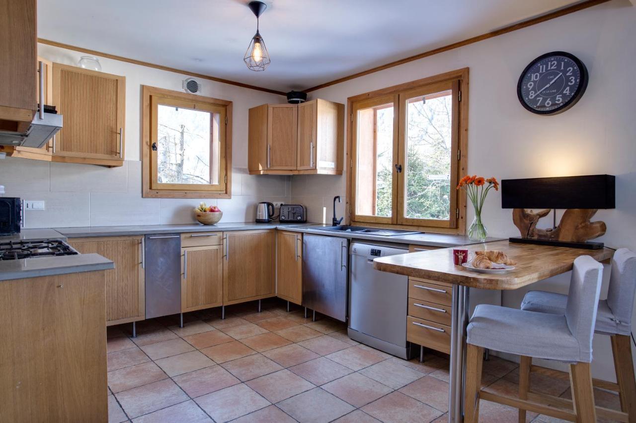 Chalet Large Chalet, Sleeps 12, 200m2, 5 Bedroom, 4 Bathroom, Garden, Jacuzzi, Sauna Chamonix