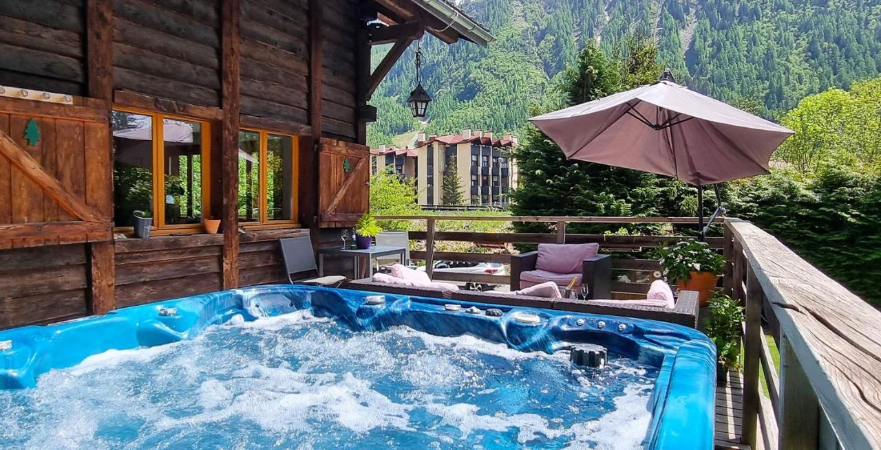 Chalet Falcon With Hot Tub - In A Great Location!
