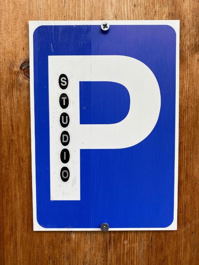 Champraz - Free Parking *