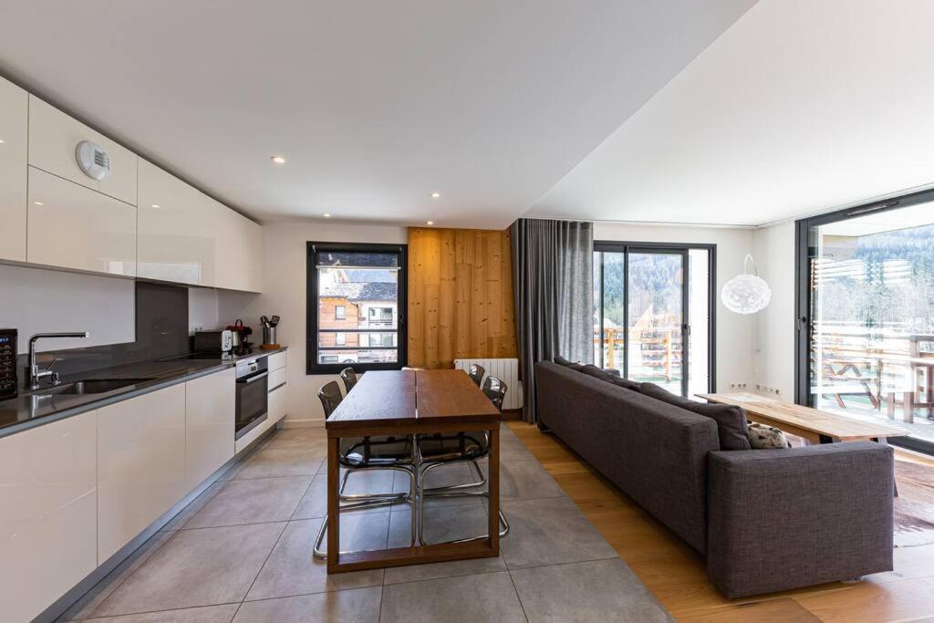 Modern 2br 5* Pool Gym Garage Mont-blanc View Apartment