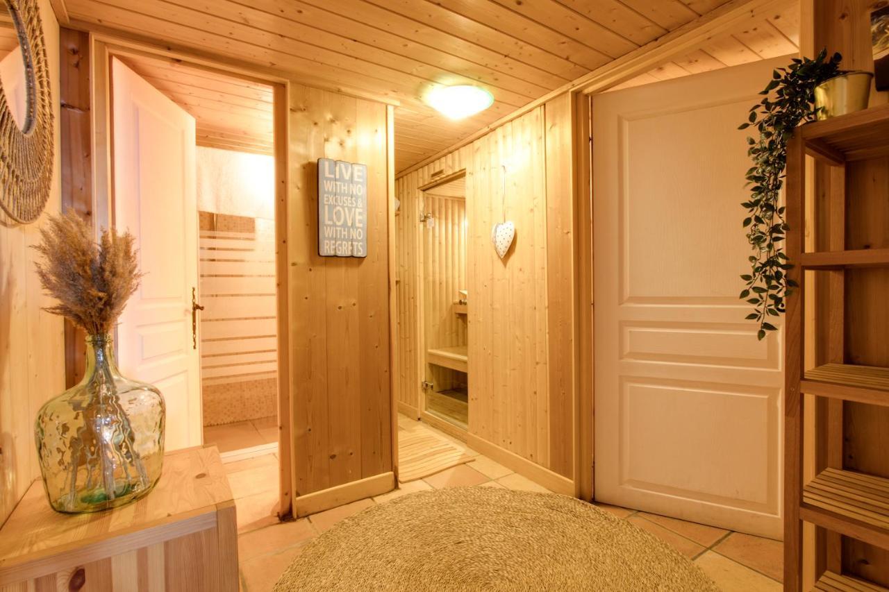Large Chalet, Sleeps 12, 200m2, 5 Bedroom, 4 Bathroom, Garden, Jacuzzi, Sauna *