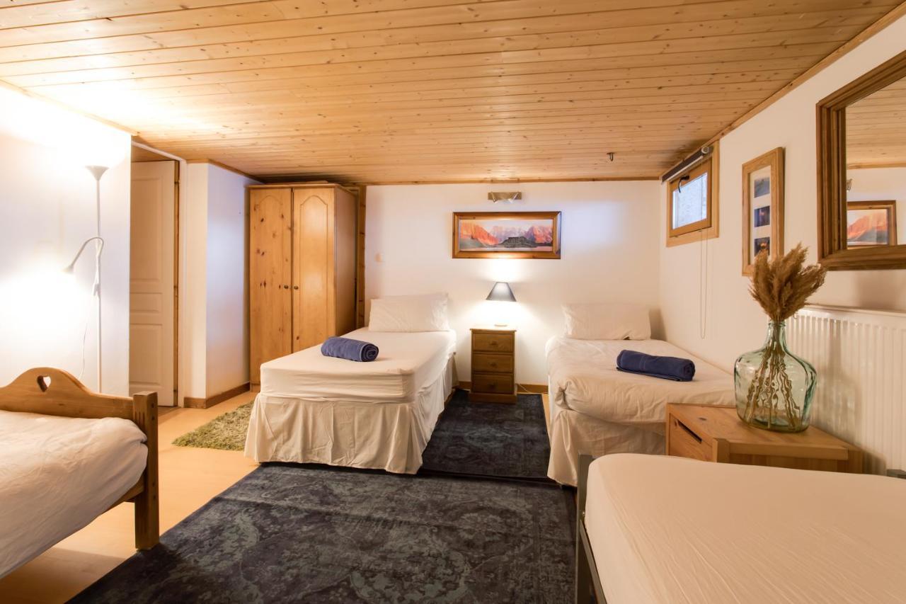 Large Chalet, Sleeps 12, 200m2, 5 Bedroom, 4 Bathroom, Garden, Jacuzzi, Sauna Chamonix