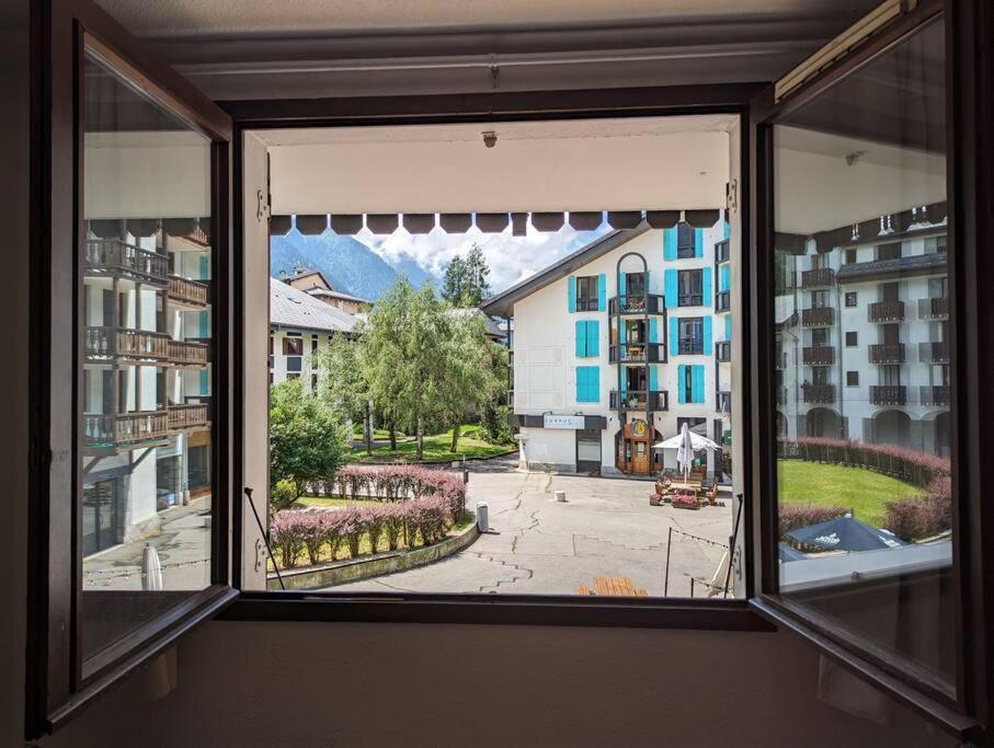 Spacious Flat With Private Parking Apartment *