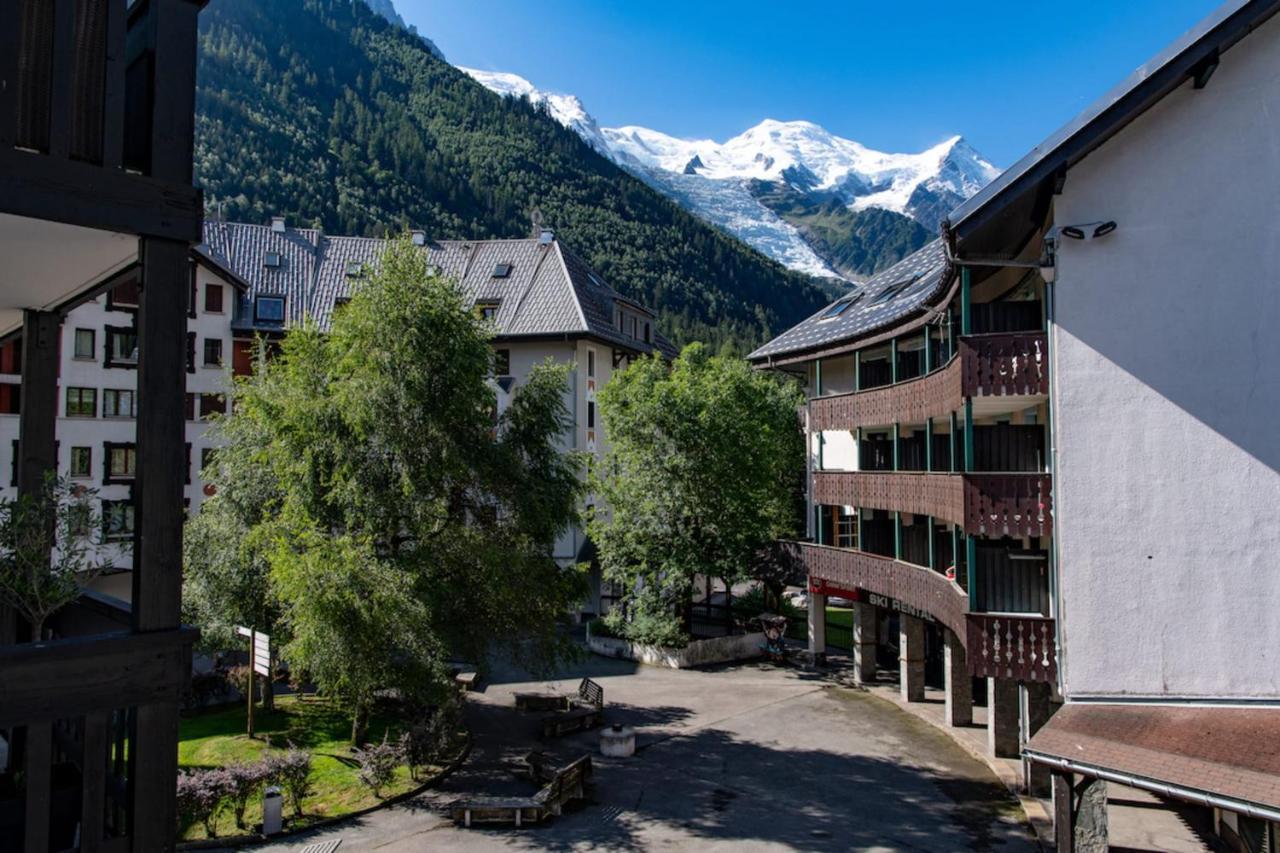 With Mountain View At The Foot Of Slopes Chamonix