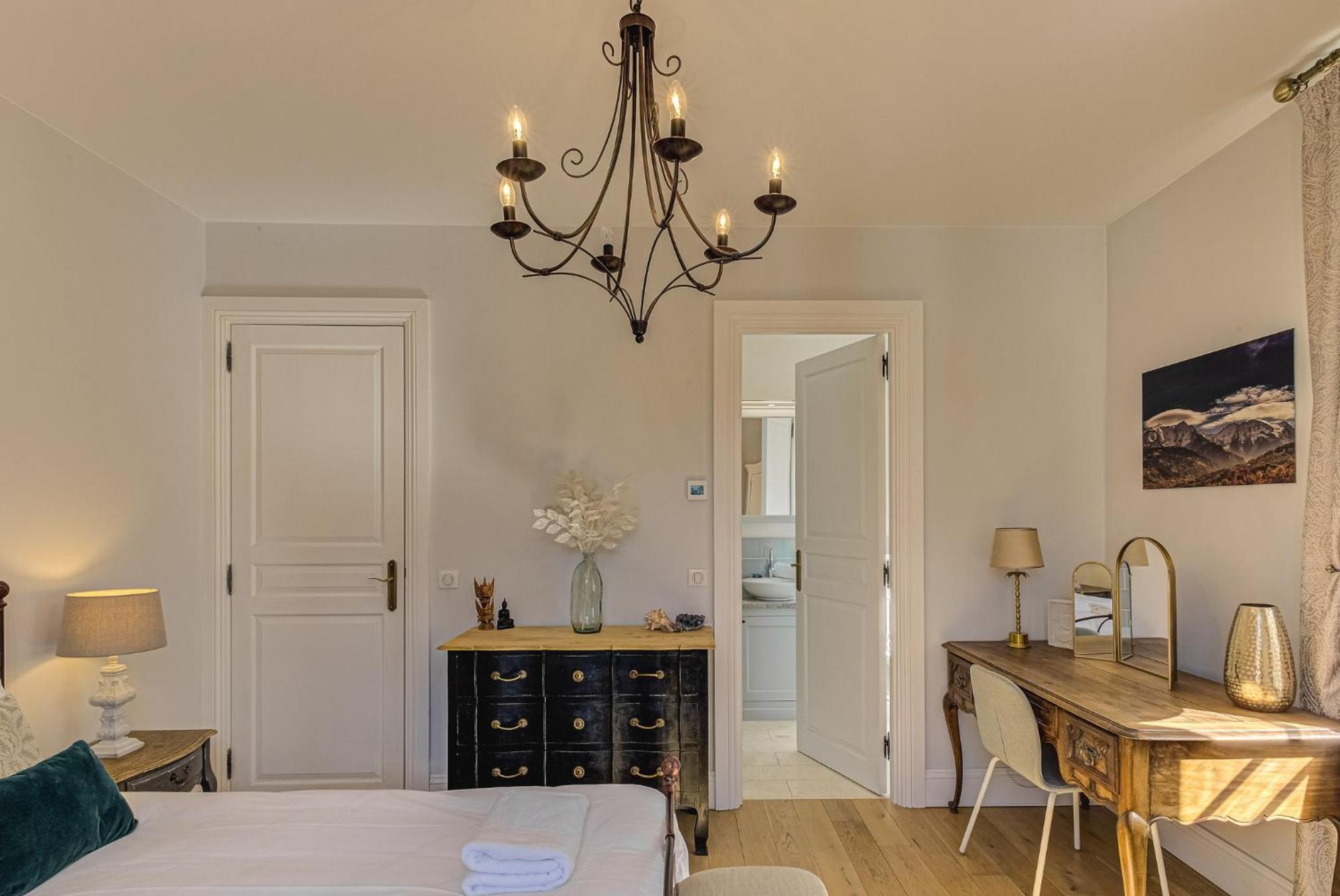 Aiguille Du Midi - Alpes Travel - Sleeps 6 Chamonix