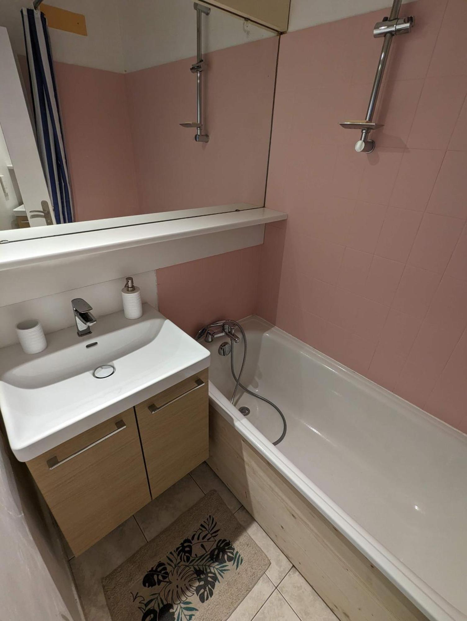 Spacious Flat With Private Parking Apartment