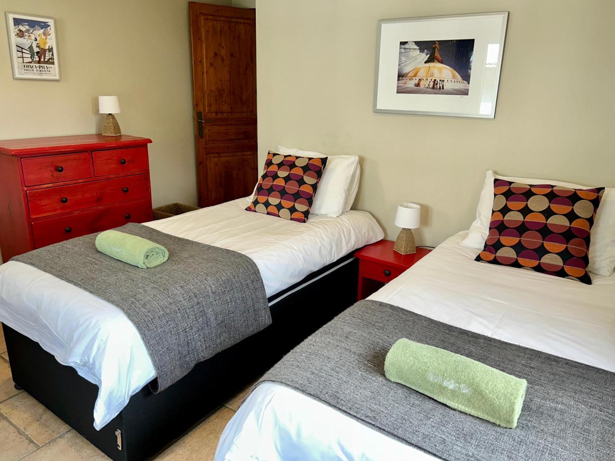 3 Bedrooms, Whole Floor, New Kitchen, Town Centre