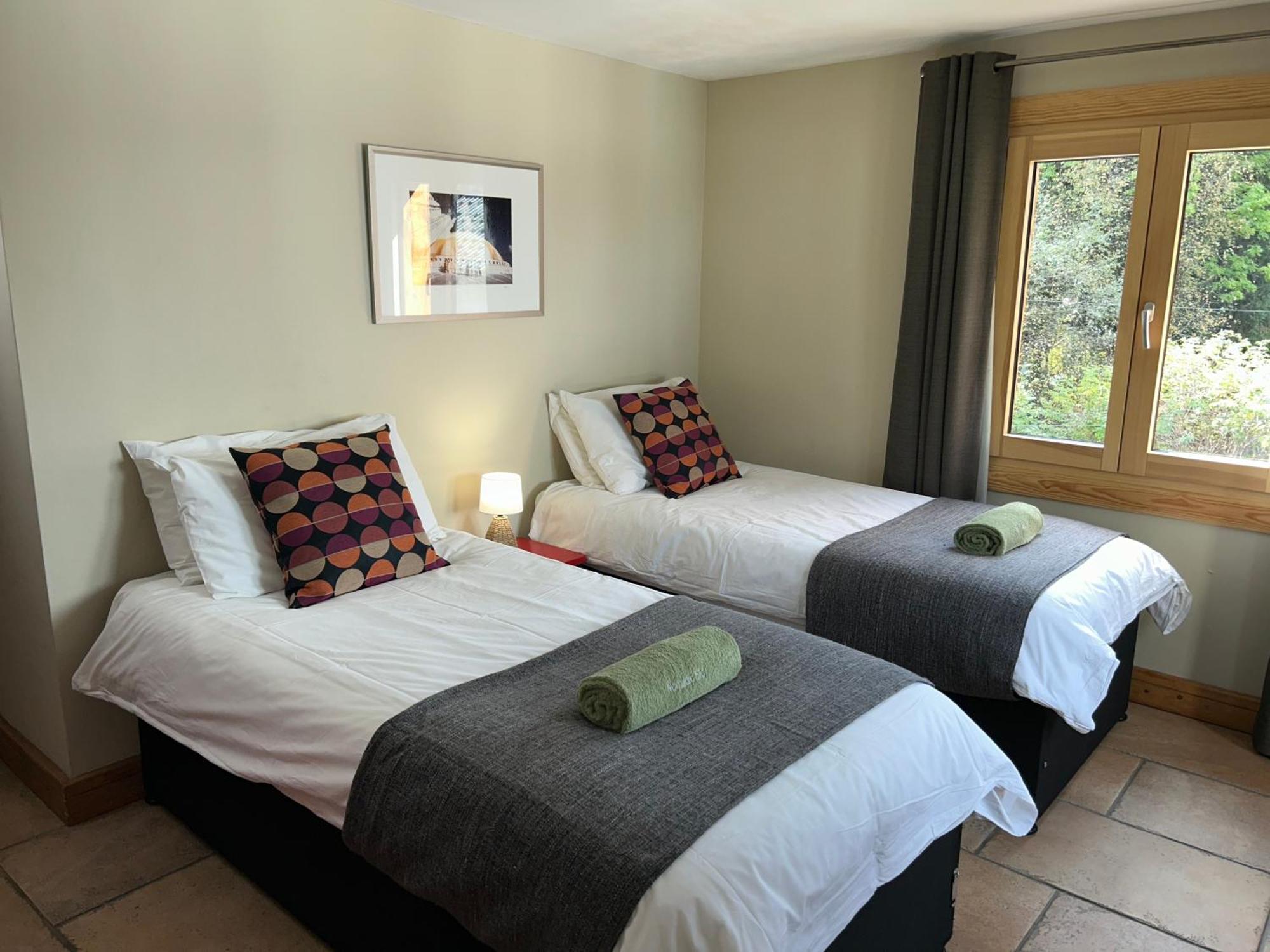 3 Bedrooms, Whole Floor, New Kitchen, Town Centre Apartment