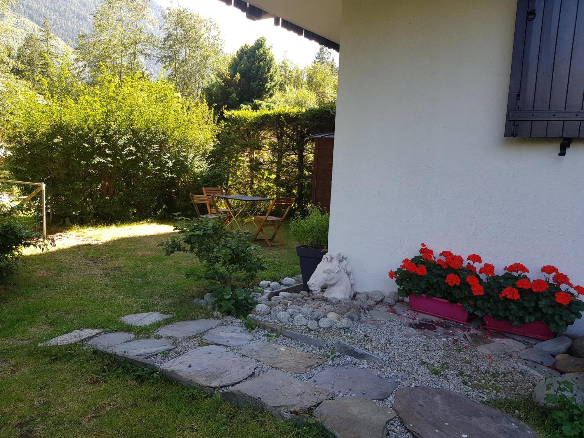Bel , Son Jardin Et Le Lac * Chamonix