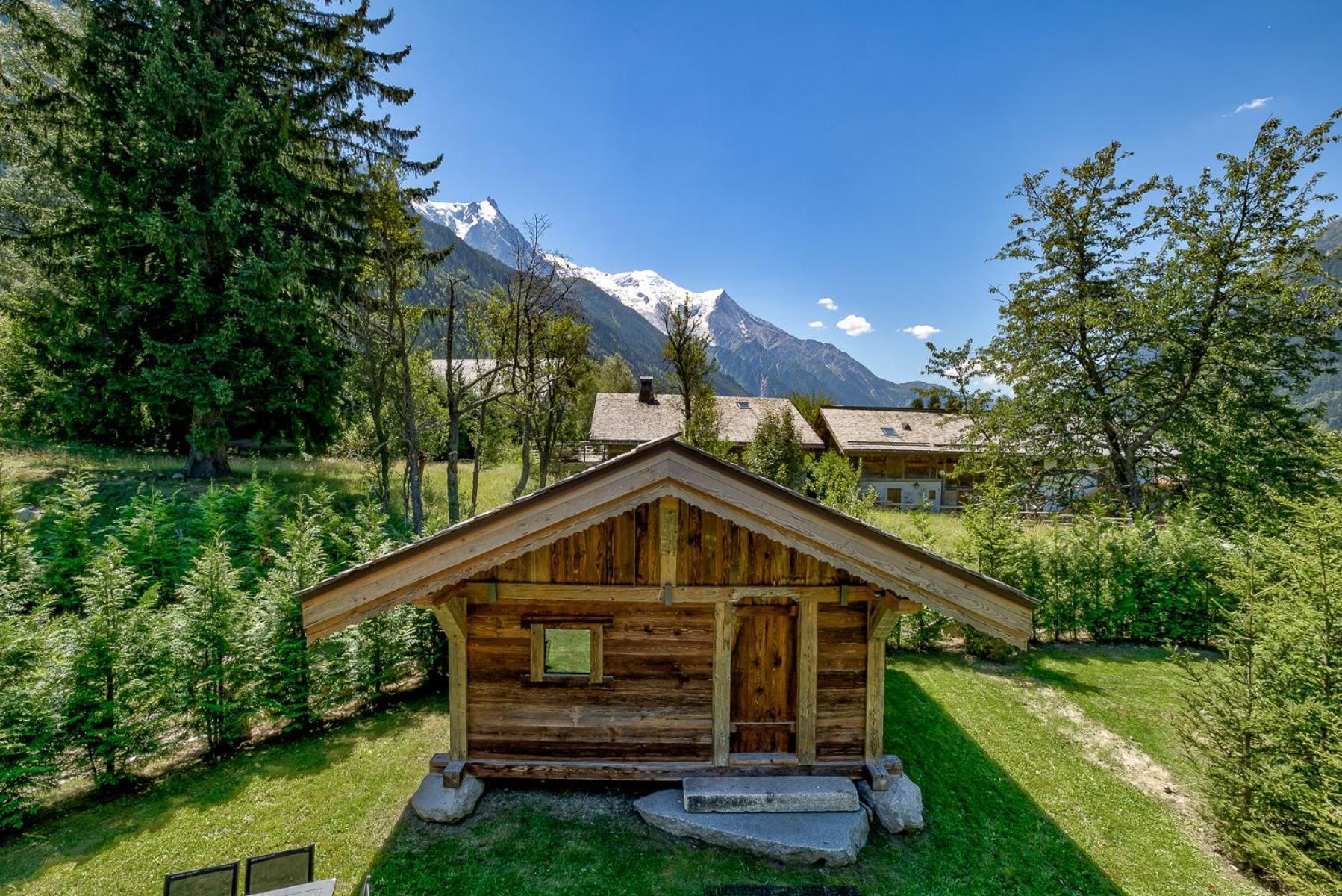 Chalet Black Wood Chalet *