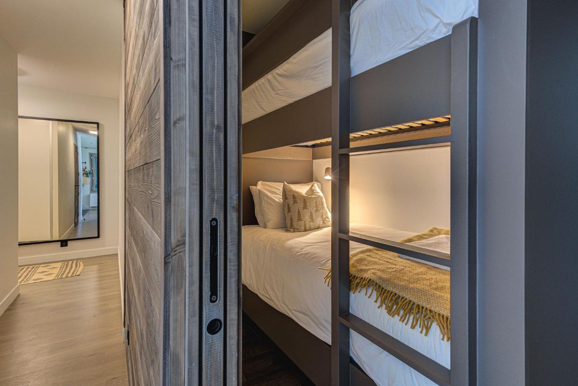 White Pearl A05 Modern Alpes Travel Sleeps 4 To 6 Apartment *
