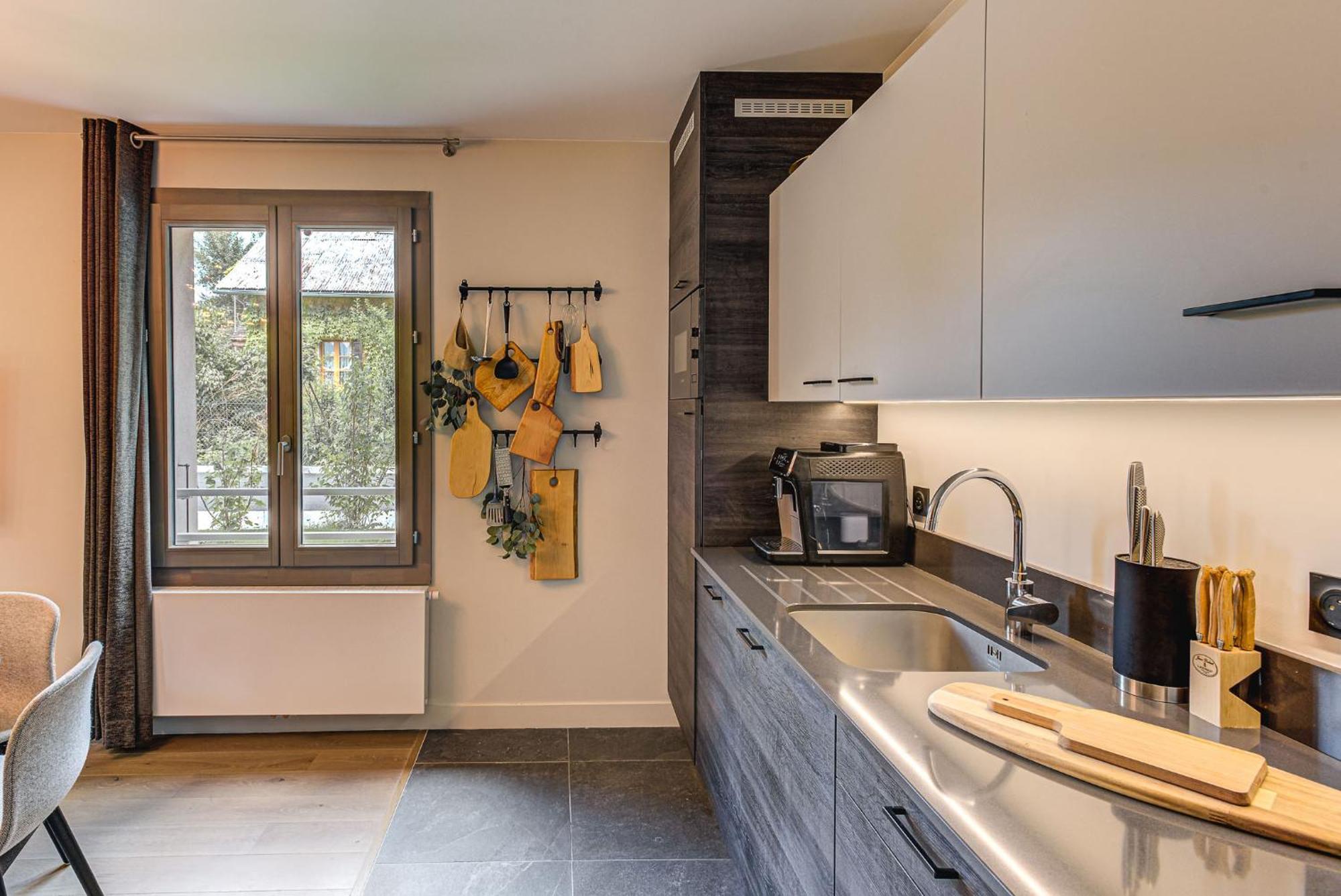 White Pearl A05 Modern Alpes Travel Sleeps 4 To 6 Apartment