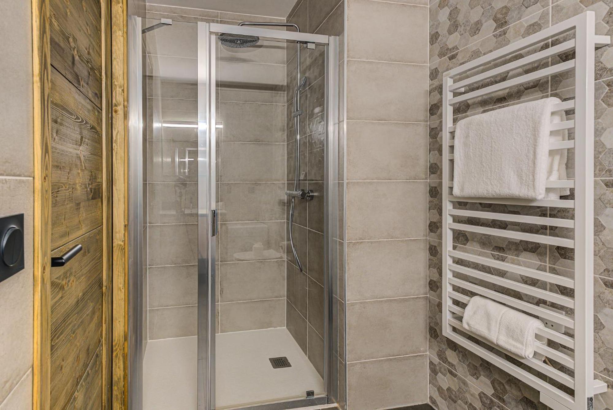 White Pearl A05 Modern Alpes Travel Sleeps 4 To 6 Chamonix