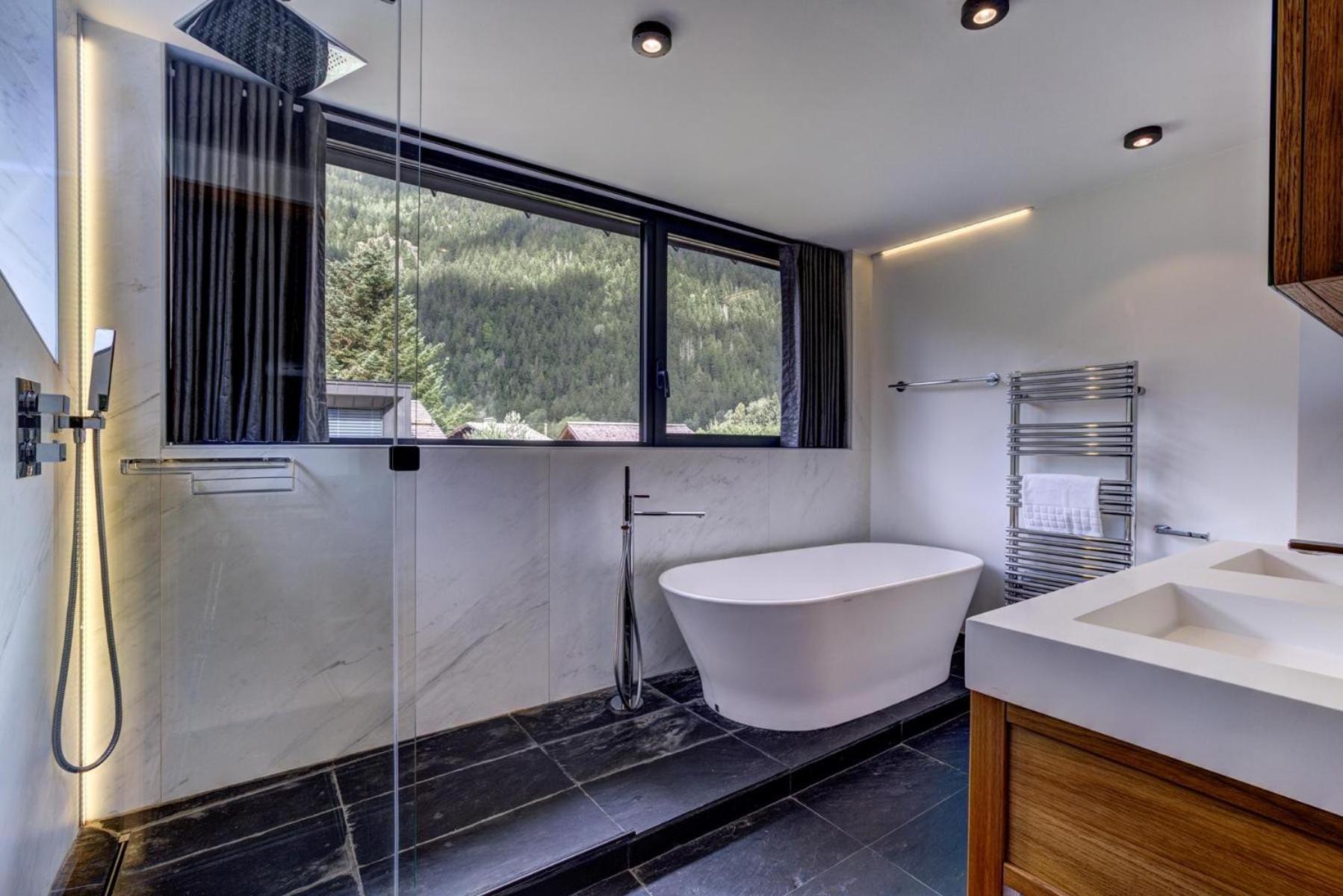 Chalet Black Pearl *