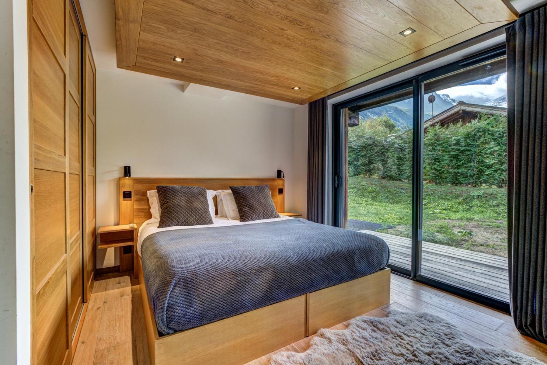 Chalet Black Pearl