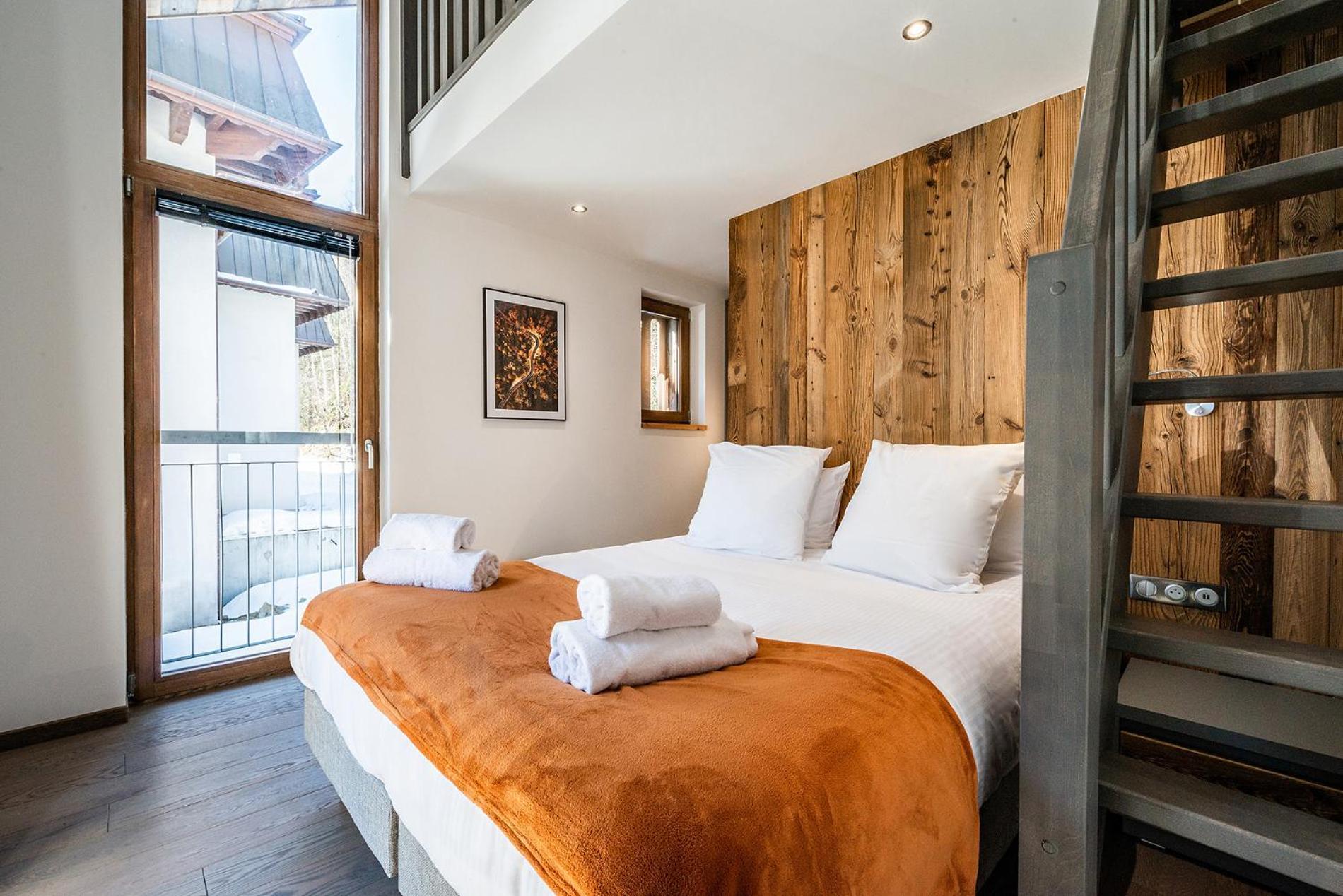 Le Globe Argentiere - By Emerald Chamonix